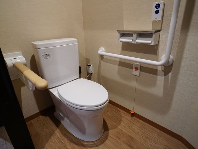 手すり付きのトイレ空間 トイレ 手すりがついており、安全に気を配った設計です。緊急時もすぐに対応可能な安心な環境が整っています。