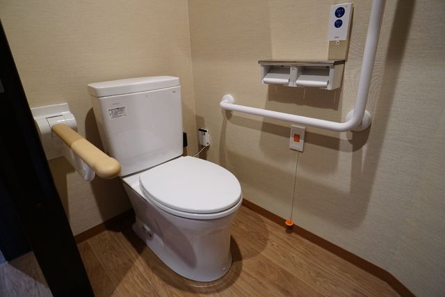 手すり付きのトイレ空間 トイレ 手すりがついており、安全に気を配った設計です。緊急時もすぐに対応可能な安心な環境が整っています。