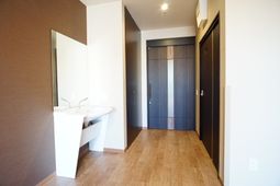 居室の洗面台と扉