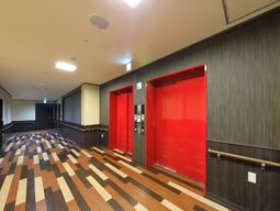 赤い扉のエレベーター廊下