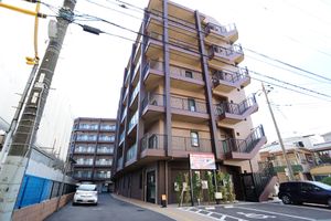 茶色の建物の外観