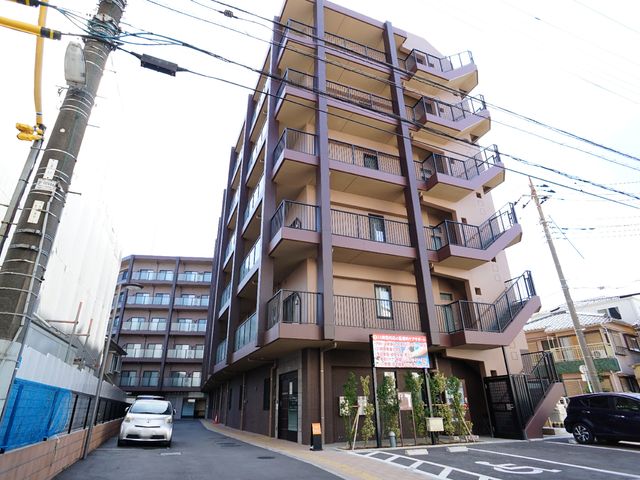 茶色の建物の外観 外観 多階層で構成されているため、豊かな眺望とプライバシーを確保。職員としてのやりがいを感じられる環境です。