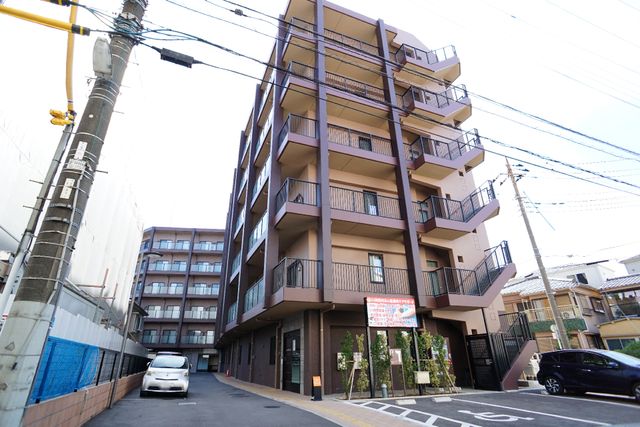 茶色の建物の外観 外観 多階層で構成されているため、豊かな眺望とプライバシーを確保。職員としてのやりがいを感じられる環境です。