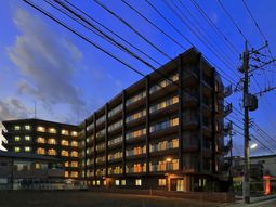 暮れゆく空と建物外観