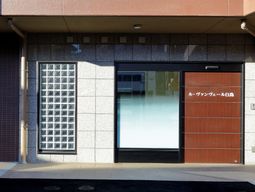 きれいなエントランスの外観