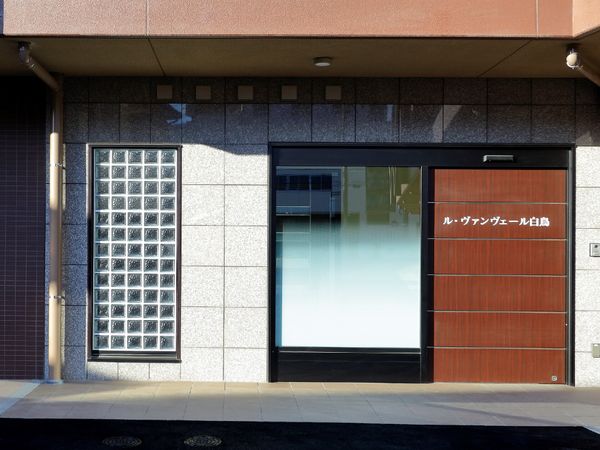 きれいなエントランスの外観