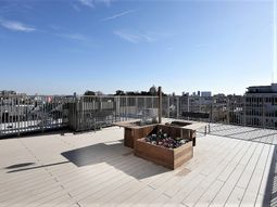 広々とした屋上の空間