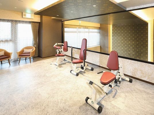 機能訓練機器が並ぶ部屋