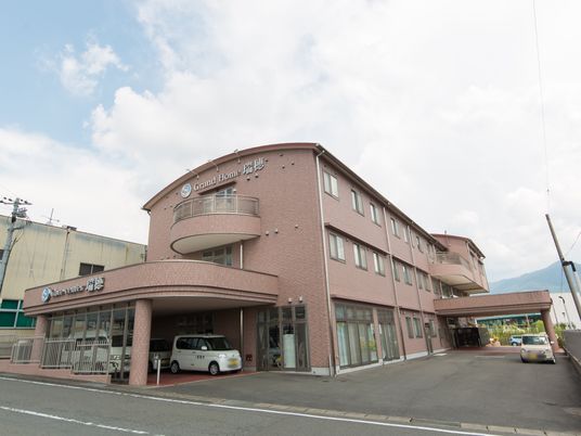 明るい外観の建物