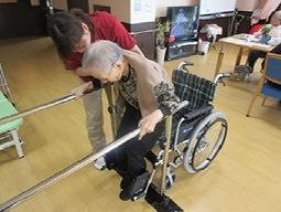 歩行練習をサポートする様子