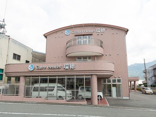 ピンクの外観の建物