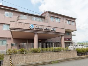 施設の明るい外観