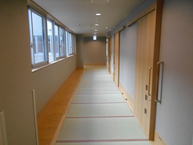 畳敷きの長い廊下 廊下 和風の畳が敷かれた廊下は、明るい自然光が差し込み、心地よい雰囲気です。