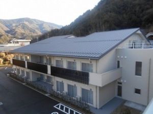 山のなかの建物外観