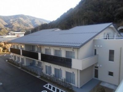 山のなかの建物外観