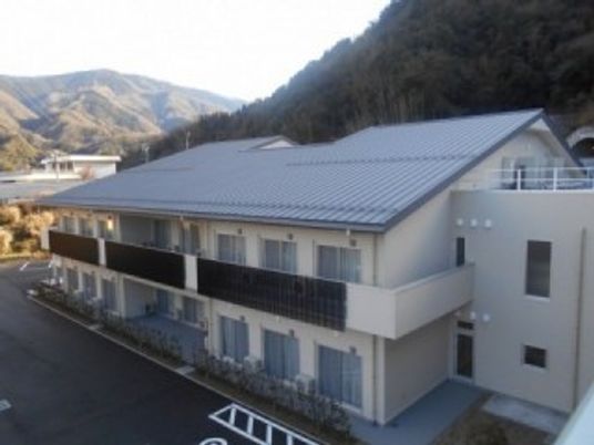 山のなかの建物外観