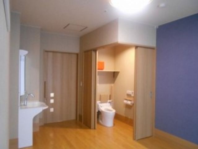 広々とした居室 居室 広々とした居室には、明るい照明と快適な洗面台が備わっており、生活に便利です。
