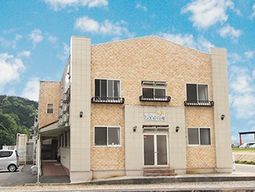 明るい天気の建物外観