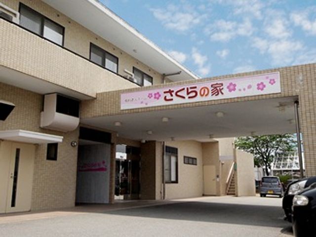 エントランスの明るい建物 外観 温かみのあるエントランスは、訪れる人々を穏やかにお迎えします。明るく開放的な空間が印象的な、快適な環境です。