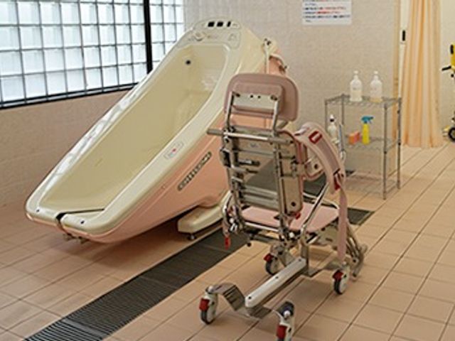 浴室と入浴介助機器 介護浴槽 最新設備を完備した清潔感のある浴室です。利用者様の安全と快適なバスタイムを支える機器が整っています。