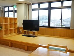 明るい和室の共有スペース