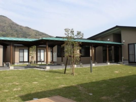 平屋の建物と芝生の庭  
