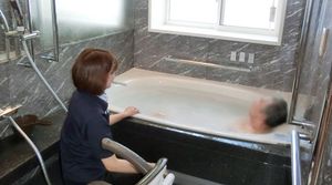 介助中の浴室