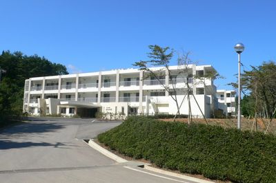 白い外観の建物
