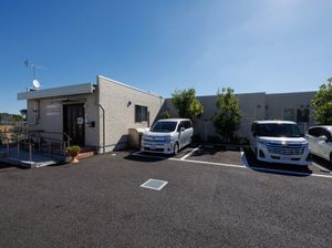 平屋建ての施設外観
