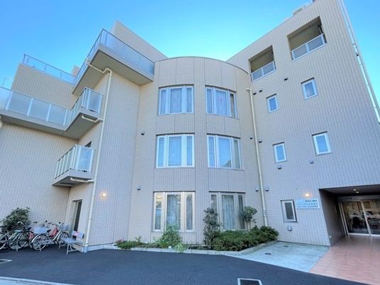 明るい外観の建物  