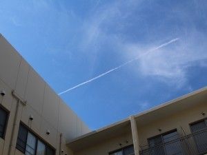 施設の外観と空の様子  