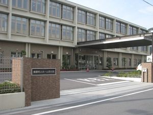 建物外観と正面玄関  
