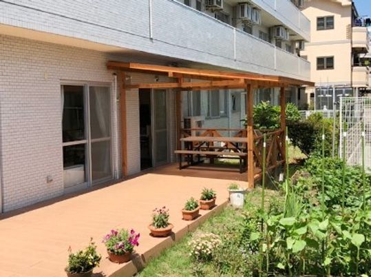 屋外のテラスと緑の中庭