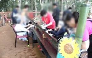 楽しい時間を過ごす中庭