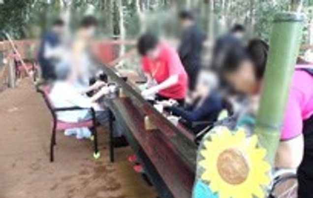 楽しい時間を過ごす中庭