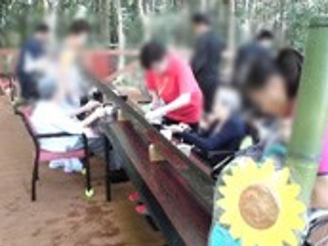 楽しい時間を過ごす中庭 中庭 広々とした自然の中で、人々が楽しく交流しています。リラックスしながら利用者同士でのふれあいを楽しめます。