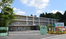 広々とした建物外観