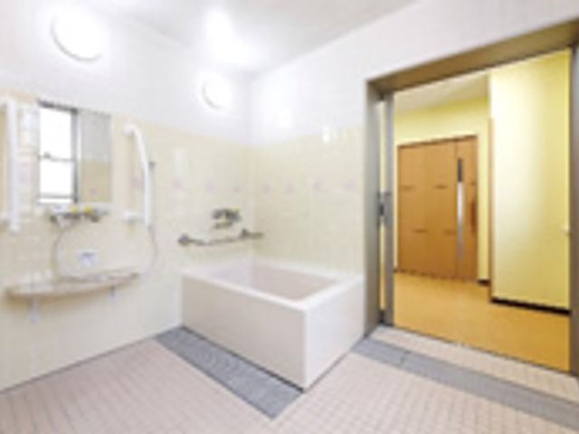 清潔感ある浴室 浴室 自然光が差し込む、清潔で広々とした浴室です。快適な入浴時間を提供します。
