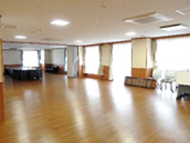 広々とした共有スペース 多目的室 広々とした空間が特徴の多目的室です。明るい自然光が差し込み、リラックスできる環境になっています。