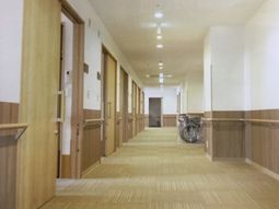 廊下の光沢感がある様子