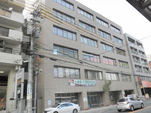 多階層の建物の外観