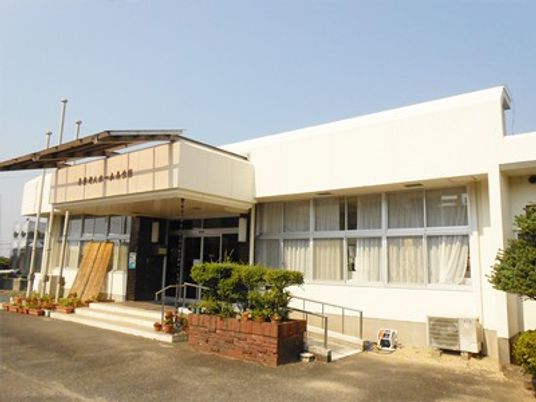 明るい外観の施設入口  