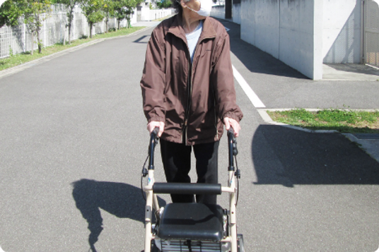 明るい通路を歩く様子