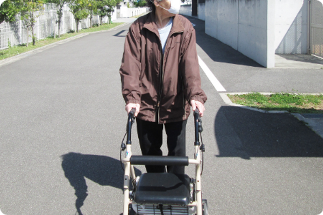 明るい通路を歩く様子