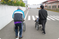 人が歩いている道