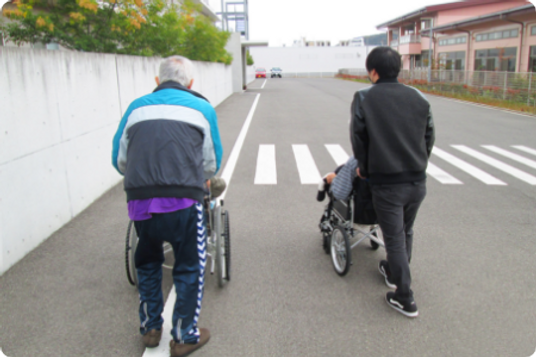 人が歩いている道
