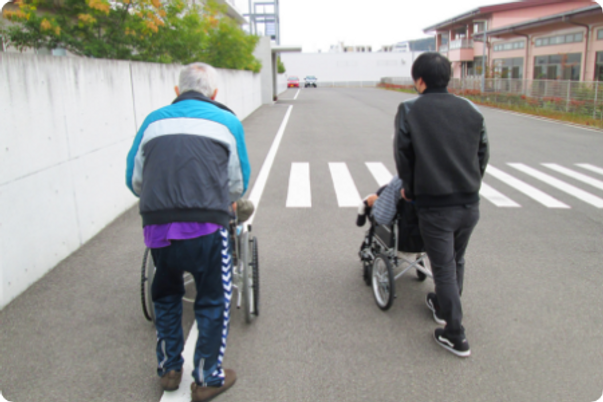 人が歩いている道