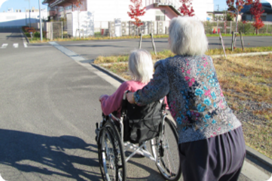 車椅子を押す女性の庭