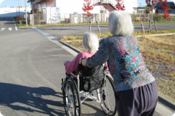 車椅子を押す女性の庭