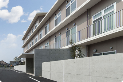 広々とした建物の外観